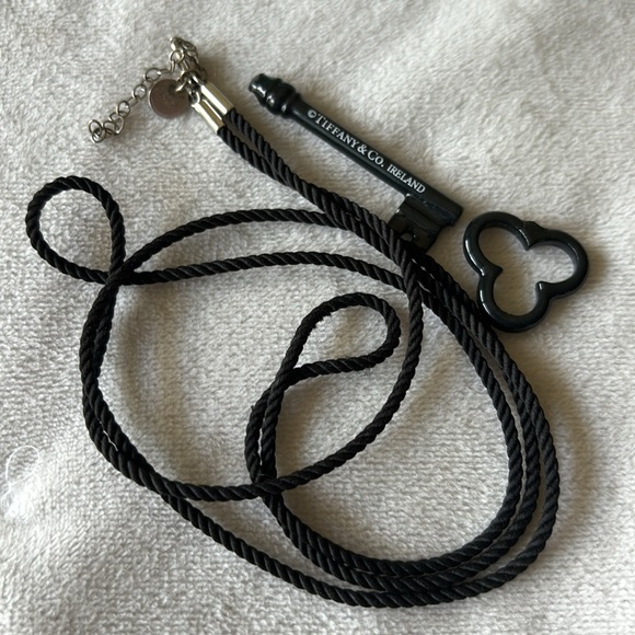 Tiffany & Co. Bone china trefoil key on chain 925 silver clasp, BROKEN pendant - Picture 4 of 5